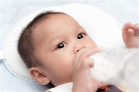 婴儿喝奶 开心图片_婴儿喝奶 开心图片下载_正版高清图片库-Veer图库