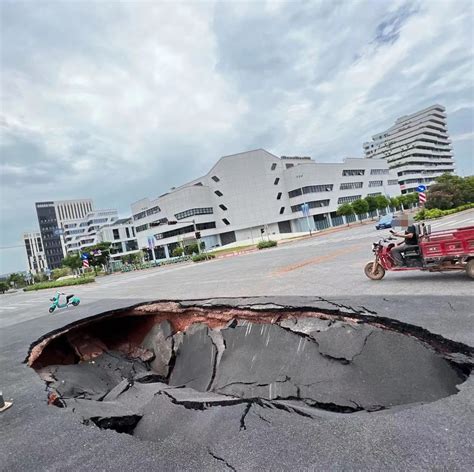 西安路面发生严重塌陷 形成15米长6米深巨坑(组图) - 青岛新闻网