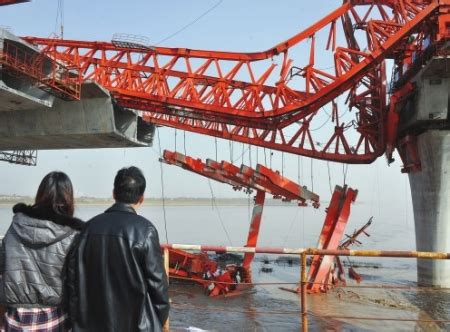 哈尔滨在建工地发生架桥机倒塌事故 多人伤亡(组图) - 青岛新闻网