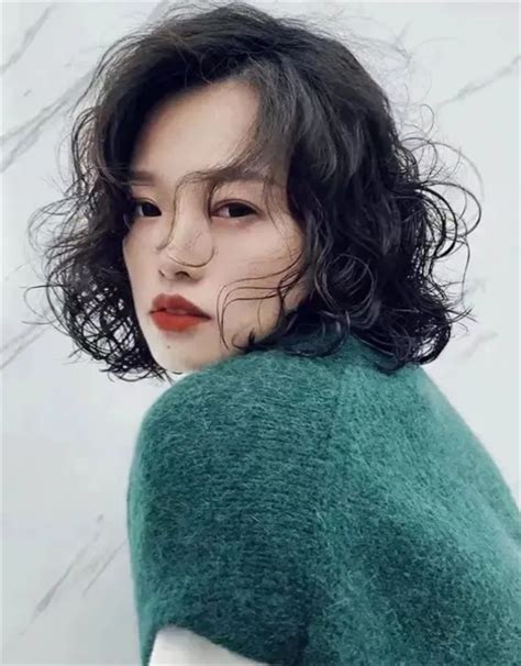 女士短发纹理烫图片