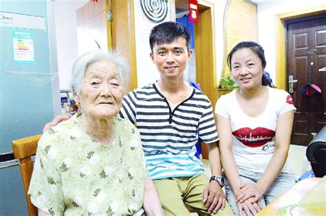 17年来，他无论走到哪儿 都把奶奶带在身旁奉养_江苏文明网