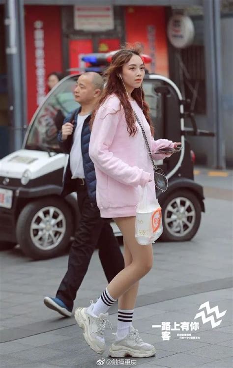 重庆街头美女们的街拍照 你最喜欢哪个小姐姐的装扮？