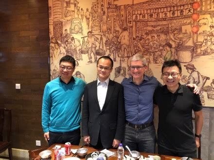 苹果CEO库克现身上海包子铺，对话美团王兴_凤凰科技