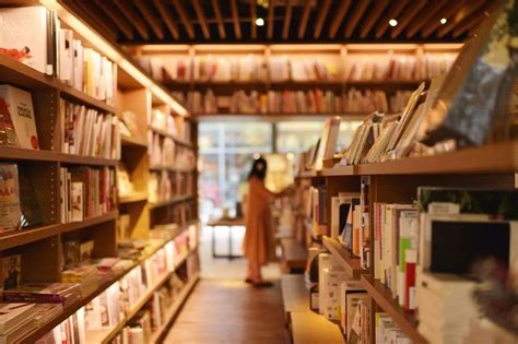 新型书店设计：再小的店铺也有要自己的品牌_书店装修，诠释设计之美，缔造空间之魂