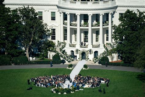 拜登在白宫草坪为孙女主持婚礼!