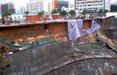 青海塌陷深坑中挖出6具尸体，男童救人不幸坠坑已紧急送医_凤凰网视频_凤凰网