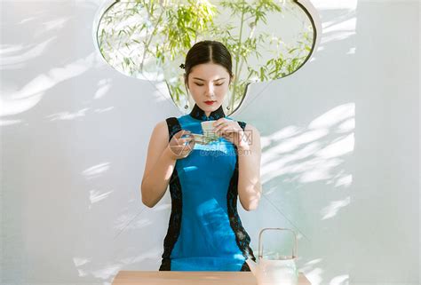 女企业主管在工作场所喝茶的高清图片下载-正版图片502773214-摄图网