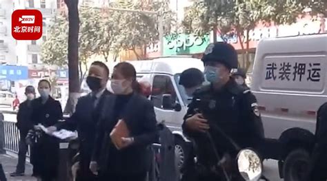 杭州银行保安和运钞车押运员起冲突 一人拿着头盔往保安头上砸 _凤凰网视频_凤凰网