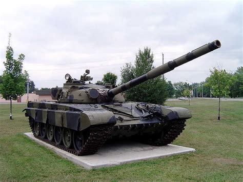 俄军T-80坦克装上一圈帆布包，据说这是很好使的新爆反装甲？