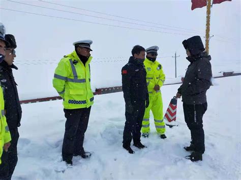 开屏新闻-车辆被困雪地，怒江移民管理警察关键时刻显身手