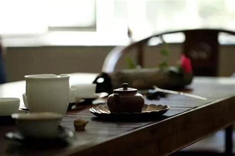 一个人晚上喝茶的诗句,一个人静静喝茶的诗句,一个人喝茶的诗词_大山谷图库
