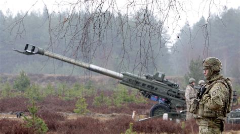 俄军“柳叶刀”巡飞弹攻击乌军M777榴弹炮|俄军|M777榴弹炮_新浪新闻