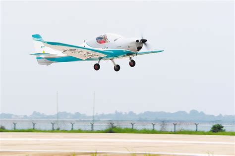 湖北首款全碳纤维复合材料轻型飞机首飞成功凤凰网湖北_凤凰网