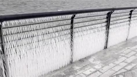 寒潮来袭，“漠河特产”泼水成冰普及全国_凤凰网视频_凤凰网