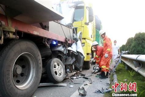 安徽：现场面包车高速追尾 造成4死4伤_凤凰网视频_凤凰网