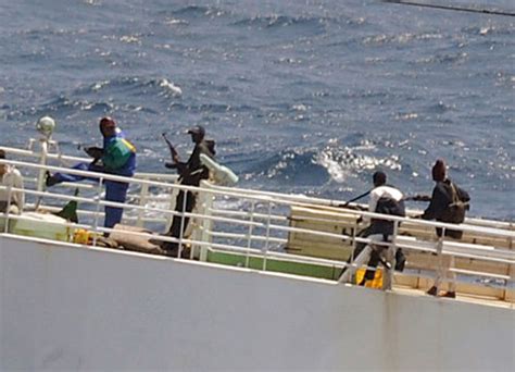 索马里海盗劫持的中国渔船[组图]_资讯_凤凰网
