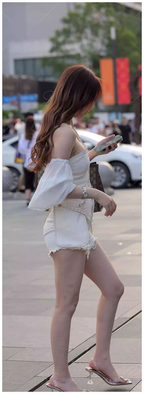 北京街拍 街头美女们露肩又露腰 夏季独有的养眼风景线-服装潮流搭配-CFW服装设计网手机版