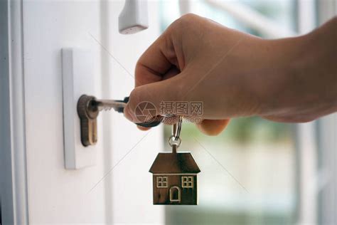 房东为新家解锁房子钥匙高清图片下载-正版图片504545384-摄图网