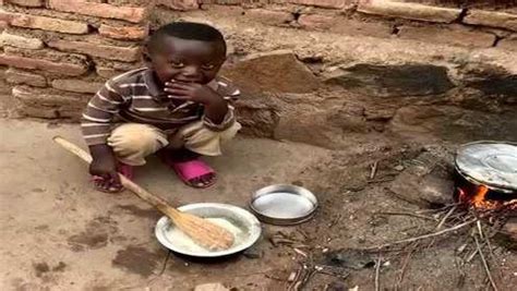 非洲贫困地区，孩子们一天没饭吃，看到这一幕真是心酸