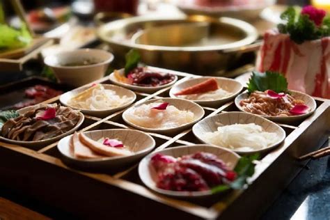 火锅食材超市“内卷”：开始卖生鲜、茶饮、预制菜……