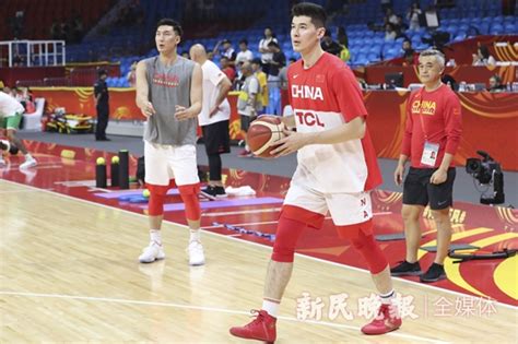 中国男篮亚预赛二连胜，周琦大魔王坐场边观战_东方体育