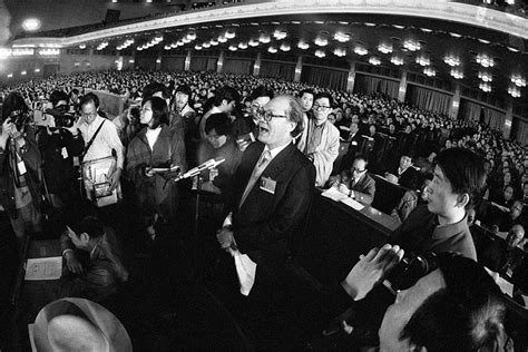 1954年9月第一届全国人大第一次会议在北京召开，由此建立的人民代表大会制度成为我国的根本政治制度。以-