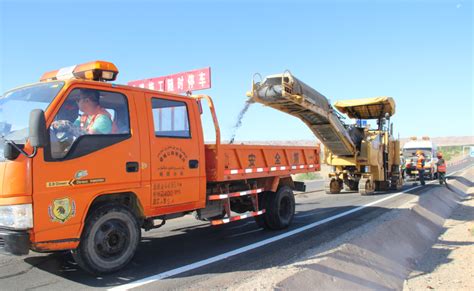 新疆塔城公路管理局：机械联合处治路面病害，提升公路通行能力 - 公路 - 人民交通网