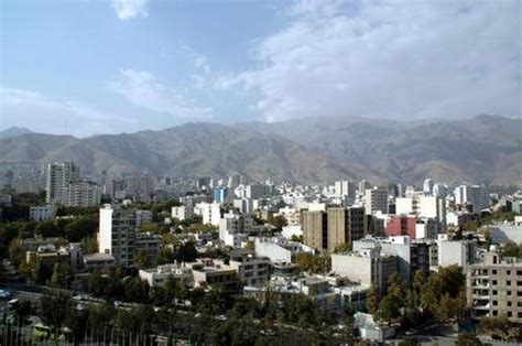 空中俯瞰德黑兰的屋顶，阿尔伯兹山脉/伊朗德黑兰视频素材_ID:VCG42mr_00082602-VCG.COM