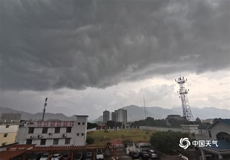 北京雷雨忽至 瞬间黑云压城形如末日