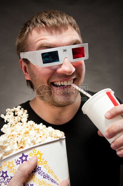 有趣的男人在看3D电影喝汽高清图片下载-正版图片503580966-摄图网