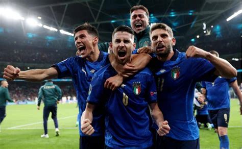 意大利欧洲杯经典：巴神思考人生闹笑话 肌肉秀掀翻德国