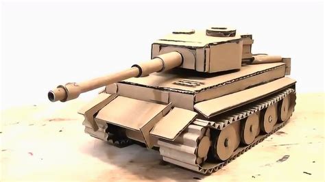 在家里用硬纸板DIY的神奇坦克玩具