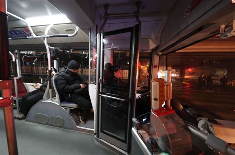 成都夜间公交司机 8年来陪伴无数城市夜归人回家路 - 滚动 - 华西都市网新闻频道