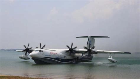 中国大型水陆两栖飞机AG600成功水上首飞！_凤凰网