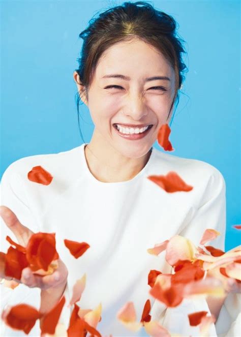 日本女星石原里美发布杂志写真，笑容甜美魅力不可小觑_龙翼神风新闻网
