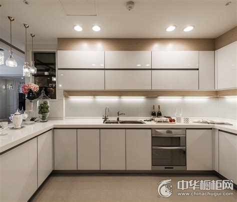大气厨房白色烤漆厨房柜子效果图 纯白色简约橱柜图片_精选图集-橱柜网