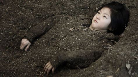 9岁女孩被生父残忍抛弃，竟绝望活埋自己，这部电影实在太虐心#电影种草指南大赛#_腾讯视频