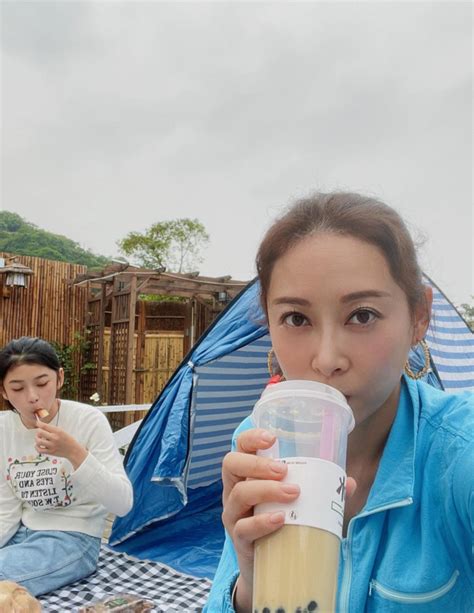 TVB女艺人杨卓娜和家人开心露营 一边吃零食一边跟音乐节奏打牌
