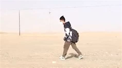 男孩在可可西里无人区徒步，警方：已接走，其父跟在后面_凤凰网视频_凤凰网
