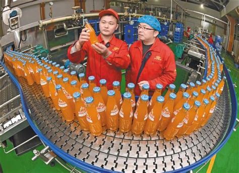 工人在西安冰峰玻璃瓶饮料生产线上作业__凤凰网