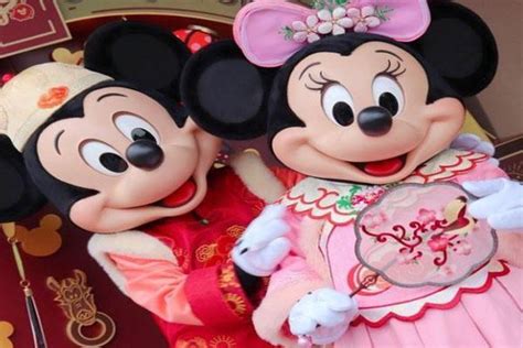上海迪士尼开启新春模式 浓浓“年味”吸引游客_绍兴网