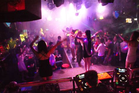 很嗨的酒吧夜场聚会与DJ高清图片下载-正版图片500530478-摄图网