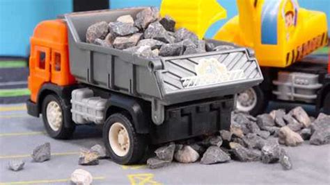 工程车玩具视频：翻斗车工作表演拉运石子的玩具车模型