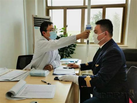 民航医务工作者的夫妻坚守：从白大褂到防护服-中国民航网