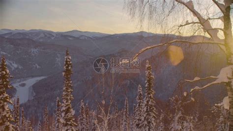 西伯利亚山脉冬季森林的全景高清图片下载-正版图片506023567-摄图网