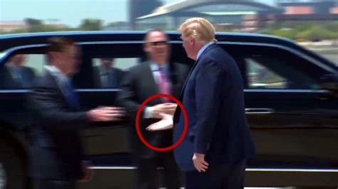 又尴尬了！安倍向特朗普伸出了手，特朗普看了眼便扭过了头