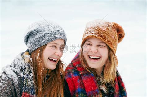 朋友们在雪地里奔跑奥地利库泰高清图片下载-正版图片501511271-摄图网