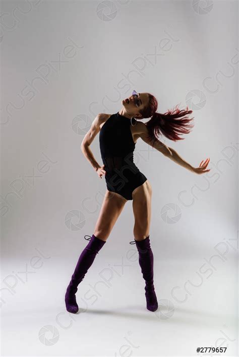 Sexy paal roodharige danseres tonen haar lichaam - stockfoto 2779657 ...