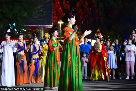 探访北京夜场游乐园，晚间客流与日场平分秋色，欢乐谷电音派对嗨翻了-市区-墙根网