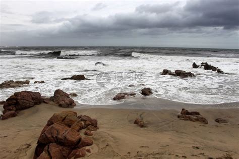 太阳暴风雨天气海滩前与夏普岩的图片风暴溅高清图片下载-正版图片307813128-摄图网